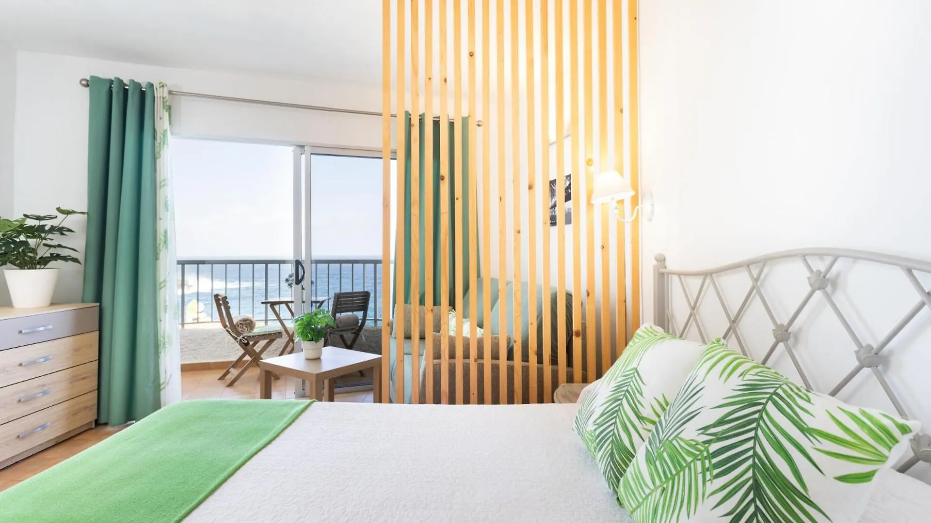 Cozy Seafront Studio With Balcony & Ocean Views San Marcos  Španělsko